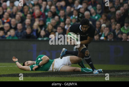 Der Neuseeländer Julian Savea in Aktion mit dem Irlandsmann Conor Murray während des Guinness Series Spiels im Aviva Stadium, Dublin, Irland. DRÜCKEN Sie VERBANDSFOTO. Bilddatum: Sonntag, 24. November 2013. Siehe PA Story RUGBYU Irland. Bildnachweis sollte lauten: Niall Carson/PA Wire Stockfoto