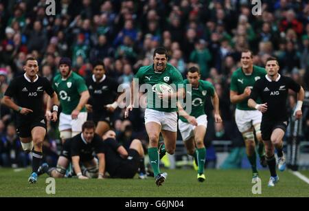Rugby Union - Guinness Series 2013 - Irland - Neuseeland - Aviva Stadium. Der irische Rob Kearney ist auf dem Weg zum dritten Versuch seiner Seite während des Guinness Series-Spiels im Aviva Stadium, Dublin, Irland. Stockfoto