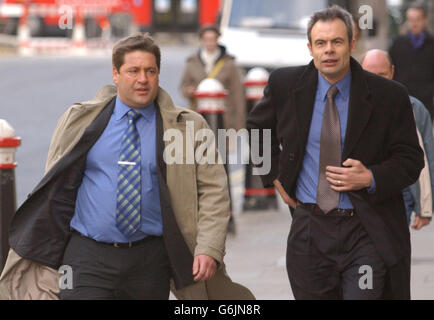 Detective Chief Inspector Andy Hebb (links) und Detective Inspector Gary Goose kommen im Old Bailey in London zum Prozess gegen Ian Huntley und Maxine Carr an, die wegen des Mordes an den Soham-Schülerinnen Holly Wells und Jessica Chapman angeklagt sind. Stockfoto