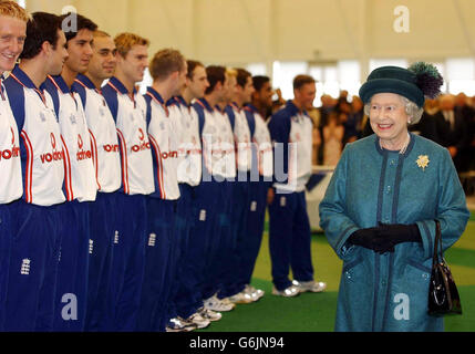 Die britische Königin Elizabeth II. Bei einem ersten Besuch der nationalen Cricket-Akademie an der Loughborough University. Die Königin eröffnete heute offiziell die neue 4.5 Millionen nationale Cricket-Akademie. Stockfoto