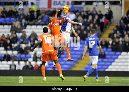 Der Dan Burn (Mitte rechts) von Birmingham City und der Ricardo Fuller von Blackpool kämpfen in der Luft um den Ball Stockfoto