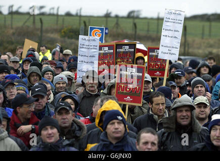 Arbeiter am Standort Sellafield streiken im Atomkraftwerk in Cumbria. Der Vorsitzende des nuklearen Wiederaufbereitungsunternehmens BNFL kündigte seinen Rücktritt an, nur wenige Stunden bevor die Arbeiter des Unternehmens heute ihren ersten Streik seit 26 Jahren beginnen. Stockfoto