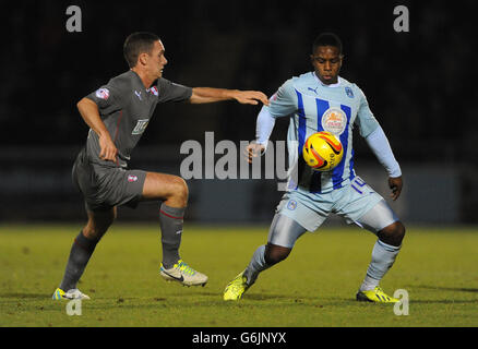 Der Kampf um den Ball von Franck Moussa (rechts) und Rotherham United um Michael Tidser (links) von Coventry City. Stockfoto