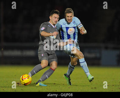 Fußball - Sky Bet League One - Coventry City / Rotherham United - Sixfields Stadium. Carl Baker von Coventry City (rechts) und Lee Frecklington von Rotherham United (links) kämpfen um den Ball Stockfoto