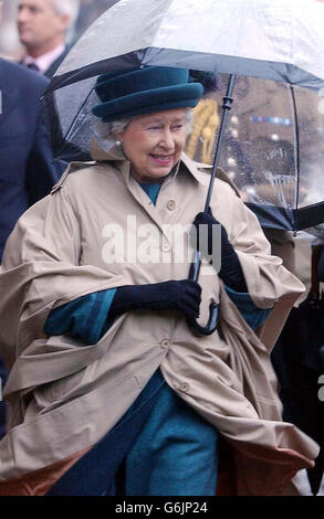 Die britische Königin Elizabeth II besucht den Wochenmarkt im Stadtzentrum von Chesterfield, nachdem sie eine neue 4.5 Millionen nationale Cricket-Akademie besucht hat, die sie offiziell eröffnet hat. In einem smaragdgrünen Anzug, mit passendem Hut und schwarzen Handschuhen, die Königin, Wer wurde von der Duke of Edinburgh begleitet, wurde von Mitarbeitern des English Cricket Board auf einer Tour durch die State-of-the-Art-Einrichtungen, die sie hoffen, wird die Nation als führende Test Cricket-Seite bis 2007. Stockfoto