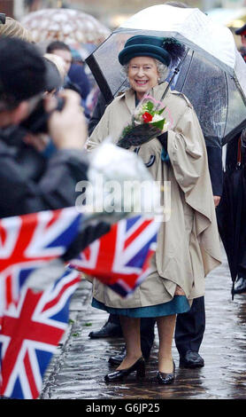 Die britische Königin Elizabeth II besucht den Wochenmarkt im Stadtzentrum von Chesterfield, nachdem sie eine neue 4.5 Millionen nationale Cricket-Akademie besucht hat, die sie offiziell eröffnet hat. In einem smaragdgrünen Anzug, mit passendem Hut und schwarzen Handschuhen, die Königin, Wer wurde von der Duke of Edinburgh begleitet, wurde von Mitarbeitern des English Cricket Board auf einer Tour durch die State-of-the-Art-Einrichtungen, die sie hoffen, wird die Nation als führende Test Cricket-Seite bis 2007. Stockfoto