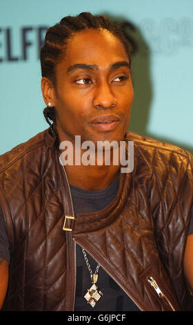 Simon Webbe von der Boy Band Blue bei einem persönlichen Auftritt, um Puffa Limited Edition Jacken bei Selfridges im Zentrum von London zu promoten. Stockfoto