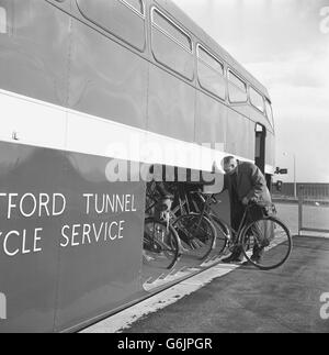 Ein Bus für Pedalradler, der durch den Dartford-Tunnel fährt, führt zurück in eine spezielle Ladefläche, von der aus die Fahrräder auf die dafür vorgesehenen Gestelle geschoben werden können. Pedalradler werden aus dem neuen Dartford-Tunnel ausgeschlossen und müssen einen speziellen Bus nutzen, der im neuen Thames-Tunnel zwischen Dartford, Kent, und Thurrock, Essex, eingesetzt wird. Die Fahrt kostet 6d. Stockfoto