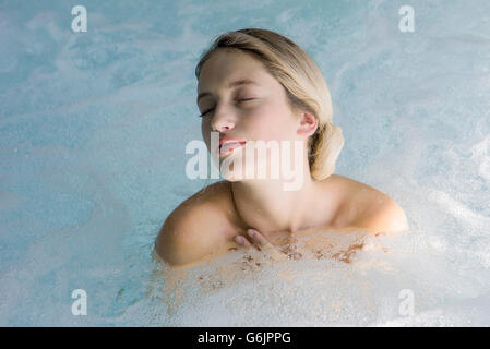 Frau im Whirlpool entspannen Stockfoto