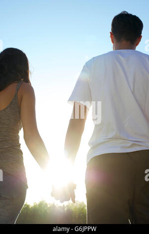 Paar Hand in Hand nehmen gehen gemeinsam Stockfoto