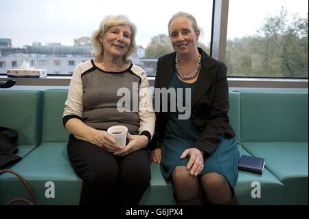 Anita Blanchard, Mutter von Tineke Dixon, und Tineke Dixon posieren für ein Foto im Great Ormond Street Hospital 25 Jahre nach Tinekes Herz- und Lungentransplantation. Stockfoto