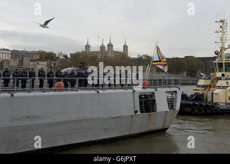 Die belgische Frigate Louise Marie kommt in London an und trägt den heiligen Boden von Friedhöfen der Schlachtfelder des Ersten Weltkriegs in Flandern. Der Boden ist für den neuen Flanders Fields Memorial Garden, und als besondere Geste zu seiner Ankunft in Großbritannien wurde die Tower Bridge in vollem Umfang als Kompliment angehoben. Stockfoto