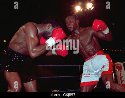 Eubank / Benn. Nigel Benn duckt defensiv, um einen Angriff von Chris Eubank während des Tonights WBO Middleweight Championship Contest im Birmingham Exhibition Centre zu vermeiden. Stockfoto