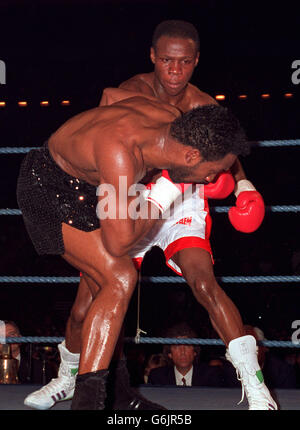 Eubank / Benn. Nigel Benn duckt defensiv, um einen Angriff von Chris Eubank während des Tonights WBO Middleweight Championship Contest im Birmingham Exhibition Centre zu vermeiden. Stockfoto