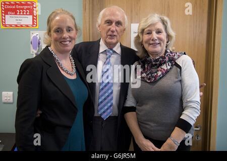 UMGESENDETE UMÄNDERUNG (LINKS - RECHTS) VON PHIL REES, TINEKE DIXON ZU TINEKE DIXON, PHIL REES. (Links - rechts) Tineke Dixon, Phil Rees und Tinekes Mutter Anita Blanchard treffen sich im Great Ormond Street Hospital. Dr. Dixon feiert 25 Jahre Leben mit einer Herz- und Lungentransplantation und ist zurückgekehrt, um einige Mitarbeiter zu treffen, die sich als Teenager um sie kümmerten. Dr. Dixon, 41, wurde im November 1988 im Great Ormond Street Hospital in London operiert, als sie gerade 16 Jahre alt war. Stockfoto