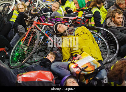 Radfahrer nehmen an einem "Einmarsch"-Protest vor dem Hauptsitz von Transport for London in Blackfriars, London, Teil und fordern Maßnahmen zur Verbesserung der Straßenverkehrssicherheit für Radfahrer. Stockfoto