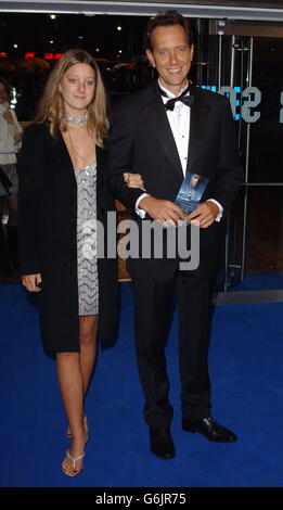 Schauspieler Richard E Grant und seine Tochter Olivia kommen zur Royal Film Performance 2003 - einer wohltätigen Vorführung des neuen Films Master & Commander : Far Side of the World am Odeon Leicester Square im Zentrum von London. Stockfoto