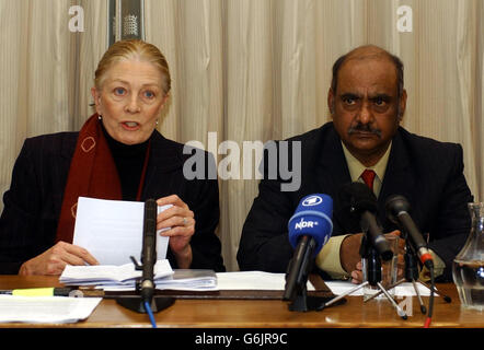 Die Schauspielerin Vanessa Redgrave und Azmat Begg, der Vater des Guantanamo-Häftlings Moazzam Begg, plädieren leidenschaftlichst für Präsident Bush, den britischen Terrorverdächtigen während einer Pressekonferenz in London zur Verhandlung nach Hause zu bringen. Stockfoto