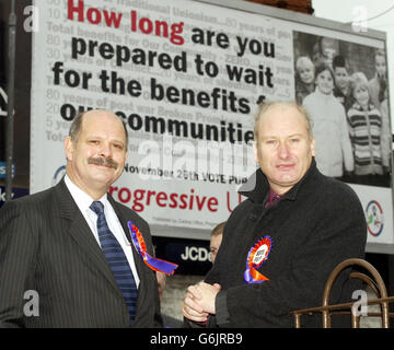 David Ervine (links), Vorsitzender der Progressive Unionist Party, mit seinem Kollegen Billy Hutchinson bei einem Wahlplakat in Belfast, Nordirland. Stockfoto