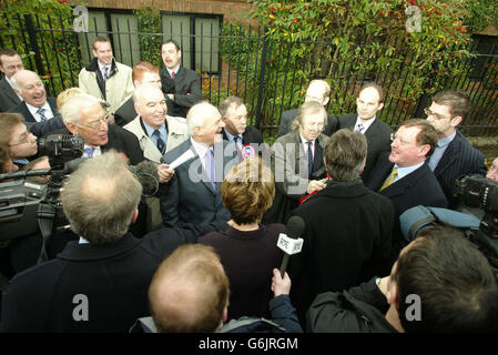 UUP-Chef David Trimble (2. Rechts) konfrontiert Peter Robinson und Dr. Ian Paisley vor dem Ulster Unionist Party HQ, wo die DUP ein neues Wahlkampfplakat lanciert. Stockfoto