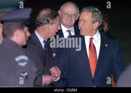 US-Präsident George Bush wird vom Prince of Wales nach seiner Ankunft am Londoner Flughafen Heathrow für seinen viertägigen Staatsbesuch im Vereinigten Königreich begrüßt.Herr Bush ist der erste amerikanische Präsident, der die Ehre eines vollständigen Staatsbesuchs erhält. Stockfoto