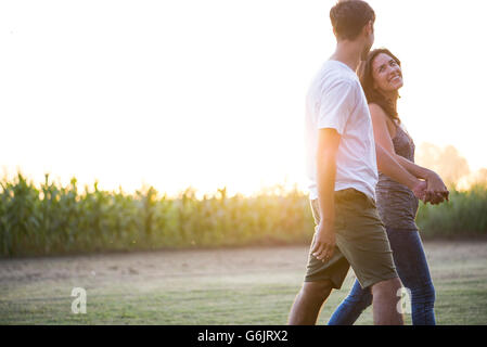 Paar Spaziergang zusammen im freien Stockfoto