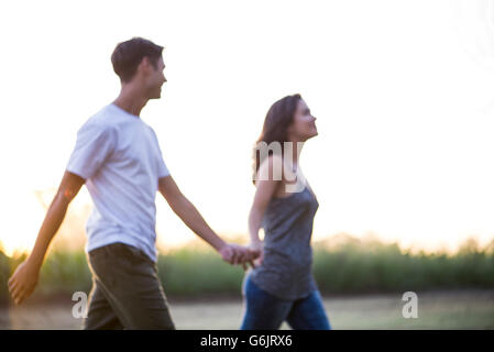 Paar Spaziergang zusammen im freien Stockfoto