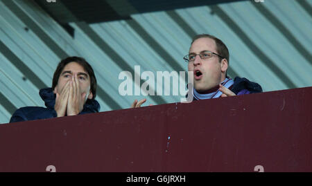 Der Duke of Cambridge (rechts) beobachtet das Spiel der Barclays Premier League in Villa Park, Birmingham. Stockfoto