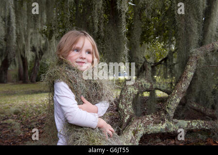 Kleines Mädchen eingehüllt in spanischem Moos, Jekyll Island, Georgia, USA Stockfoto