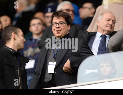 Fußball - Barclays Premier League - Tottenham Hotspur gegen Manchester United - White Hart Lane. Komiker Michael McIntyre auf den Tribünen Stockfoto