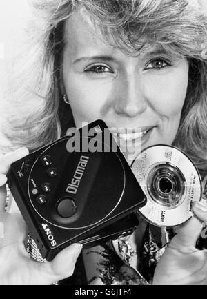 Ein Modell enthält den neuen Sony Pocket Discman, der sowohl Mini-Compact-Discs als auch Standard-Discs wiedergibt. Stockfoto