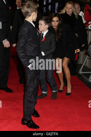 Victoria Beckham mit ihren Kindern Romeo (links) und Cruz bei der Weltpremiere des Dokumentarfilms The Class of 92 - mit dem Aufkommen von sechs talentierten jungen Fußballern von Manchester United, Der Zeitraum 1992-1999 und der Höhepunkt des Sieges der Manchester United beim Europapokal - im Odeon West End am Leicester Square im Zentrum von London. Stockfoto