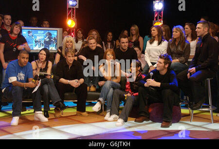 Popbands Girls Aloud und Westlife bei ihrem Gastauftritt auf MTV's TRL UK in den MTV Studios in Camden, Nord-London. Stockfoto