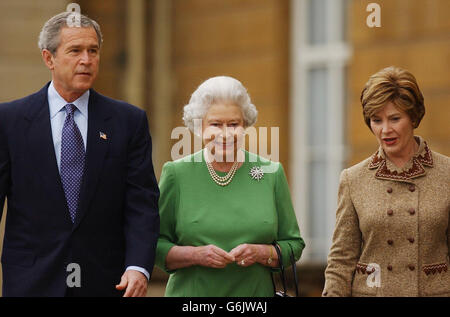 US-Präsident George Bush und seine Frau Laura (rechts) gehen mit der britischen Königin Elizabeth II., als sie den Buckingham Palace verlassen, um in den Wahlkreis Sedgefield des britischen Premierministers Tony Blair zu reisen. Der Präsident und seine Frau befinden sich am letzten Tag ihres dreitägigen Staatsbesuchs in Großbritannien. Stockfoto