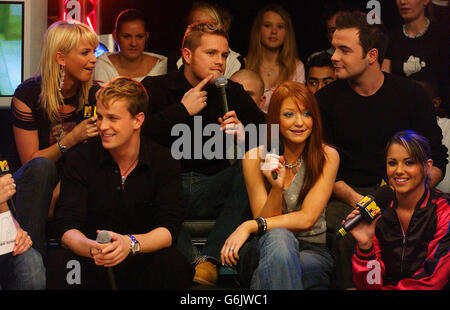 Popbands Girls Aloud und Westlife bei ihrem Gastauftritt auf MTV's TRL UK in den MTV Studios in Camden, Nord-London. Stockfoto