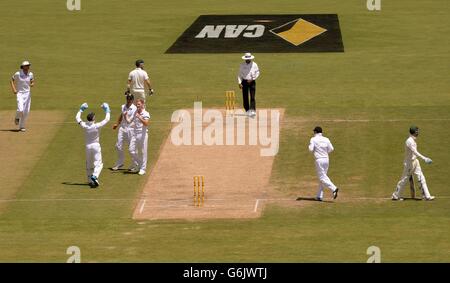 Der englische Ben Stokes (vierter links) feiert das 148. Mal das Wicket des australischen Michael Clarke (rechts) am zweiten Tag des zweiten Testmatches im Adelaide Oval, Adelaide, Australien. Stockfoto