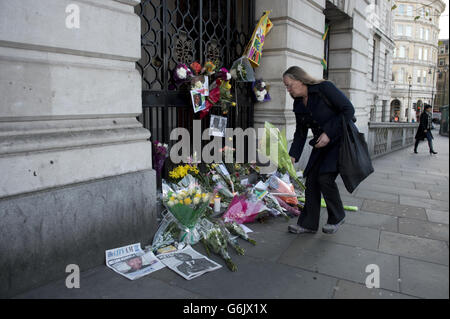 Blumengebete vor dem South Africa House, Trafalgar Square, im Zentrum von London nach der Ankündigung des Todes des ehemaligen südafrikanischen Führers Nelson Mandela, der im Alter von 95 Jahren gestorben ist. Stockfoto