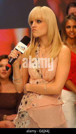 Schauspielerin Mena Suvari während ihres Gastauftritts in MTV's TRL UK in den MTV Studios in Camden, Nord London. Die Schauspielerin wirbt für ihren neuesten Film 'Spun'. Stockfoto