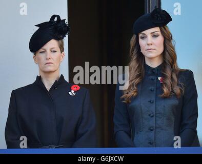 Die Herzogin von Cambridge steht mit der Gräfin von Wessex auf einem Balkon mit Blick auf Whitehalls Cenotaph im Zentrum von London während eines Gedenksonntagsgottesdienstes zu Ehren von Mitgliedern der Streitkräfte, die bei großen Konflikten ums Leben gekommen sind. Stockfoto