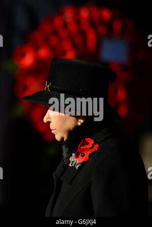 Königin Elizabeth II. Steht am Cenotaph-Denkmal in Whitehall, im Zentrum von London, während des jährlichen Gedenksonntags, der zu Ehren von Mitgliedern der Streitkräfte gehalten wird, die bei größeren Konflikten ums Leben gekommen sind. Stockfoto