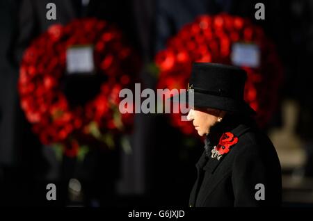 Königin Elizabeth II. Steht am Cenotaph-Denkmal in Whitehall, im Zentrum von London, während des jährlichen Gedenksonntags, der zu Ehren von Mitgliedern der Streitkräfte gehalten wird, die bei größeren Konflikten ums Leben gekommen sind. Stockfoto