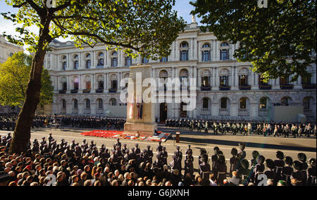 Mitglieder der Streitkräfte und die Öffentlichkeit am Cenotaph-Denkmal in Whitehall, im Zentrum von London, während des jährlichen Gedenksonntags, der zu Ehren von Mitgliedern der Streitkräfte gehalten wird, die bei größeren Konflikten ums Leben gekommen sind. Stockfoto