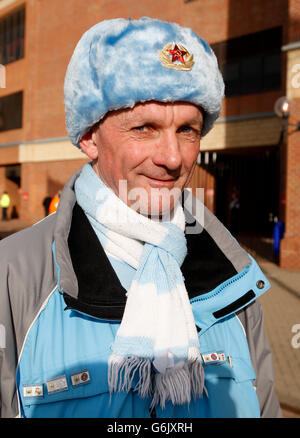 Ein Fan von Manchester City, der vor dem Barclays Premier League-Spiel Sunderland gegen Manchester City im Stadium of Light in Sunderland einen russischen Hut vor dem Stadion of Light trägt Stockfoto