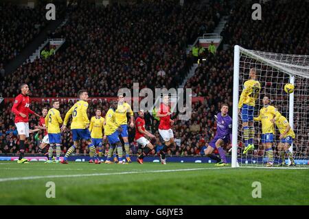 Fußball - Barclays Premier League - Manchester United / Arsenal - Old Trafford. Robin van Persie von Manchester United (Mitte links) erzielt ihr erstes Tor des Spiels mit einem Kopfball Stockfoto