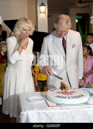 Der Prinz von Wales und die Herzogin von Cornwall bei einem Empfang bei der British High Commission in Colombo, Sri Lanka, wo er am achten Tag einer elftägigen Tour durch Indien und Sri Lanka einen Geburtstagskuchen zu seinem 65. Geburtstag zuschnitt. Stockfoto