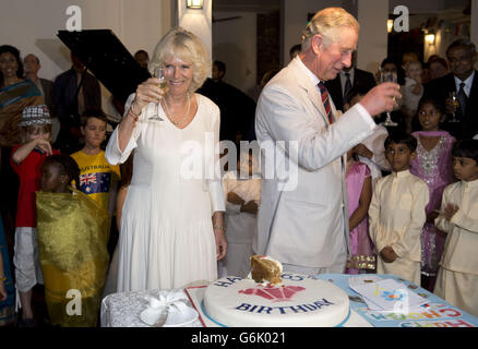 Der Prinz von Wales und die Herzogin von Cornwall bei einem Empfang bei der British High Commission in Colombo, Sri Lanka, wo er am achten Tag einer elftägigen Tour durch Indien und Sri Lanka einen Geburtstagskuchen zu seinem 65. Geburtstag zuschnitt. Stockfoto