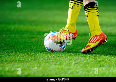 Beine und Adidas Schuhe eines Spielers Dortmund mit dem Liga-Ball, vorbereitende passen für die zweite Runde der Turnier-Saison Stockfoto