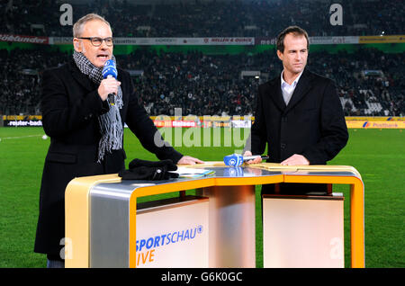 ARD-Moderator Reinhold Beckmann und ARD-Experte Mehmet Scholl bei der Sportschau Schreibtisch, VfL Borussia Mönchengladbach - FC Bayern Stockfoto