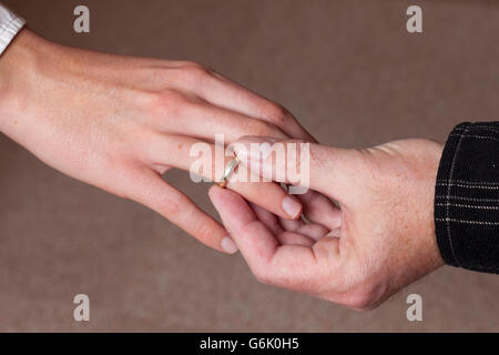 Alt und jung zu heiraten, junge Frau, 27, und Mann, 59 Stockfoto