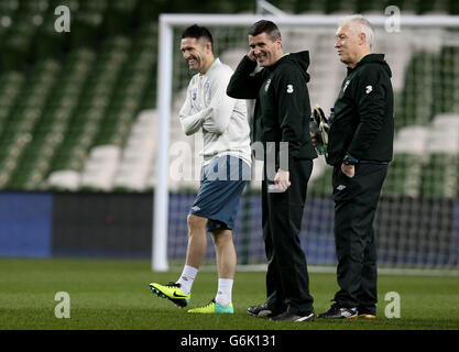 Robbie Keane (links) mit dem stellvertretenden Manager Roy Keane (Mitte) und Torwarttrainer Seamus McDonagh während des Trainings im Aviva Stadium, Dublin, Irland. Stockfoto